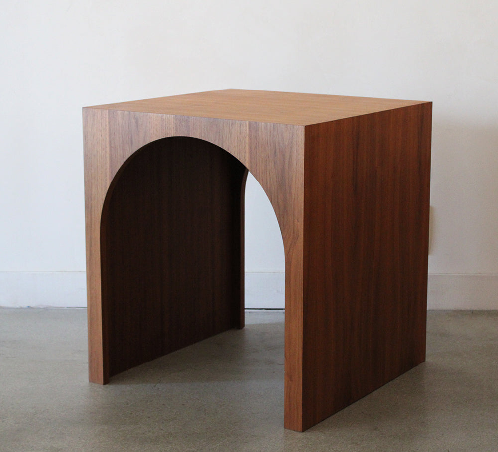 Table d'appoint arquée 
