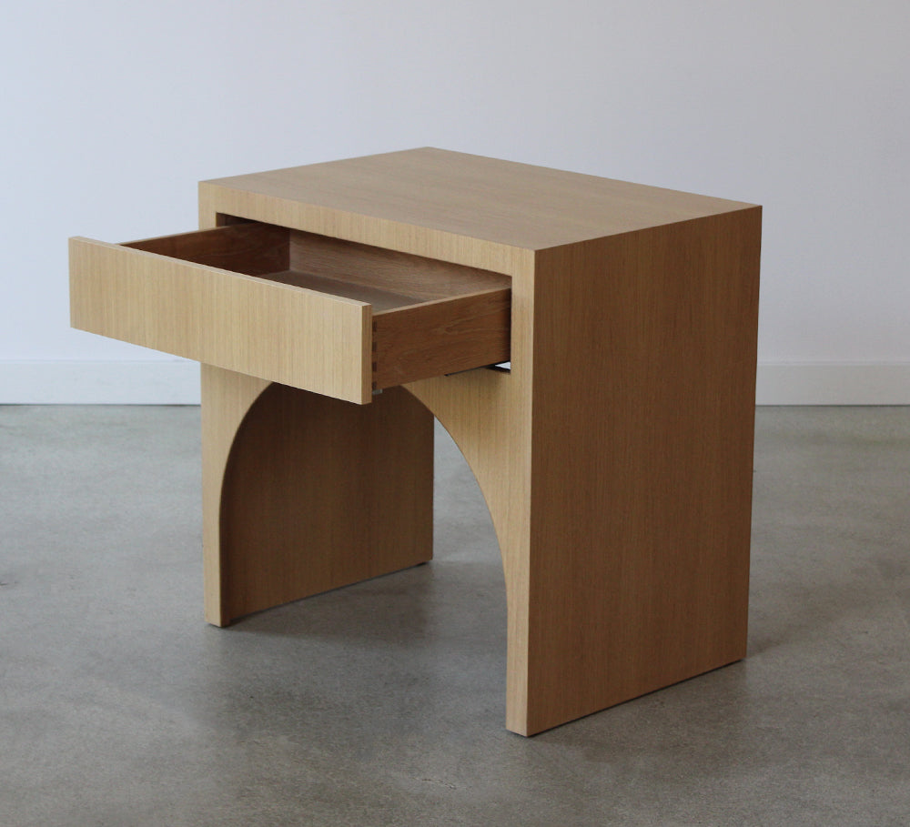 Table de chevet arquée 