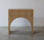 Table de chevet arquée 