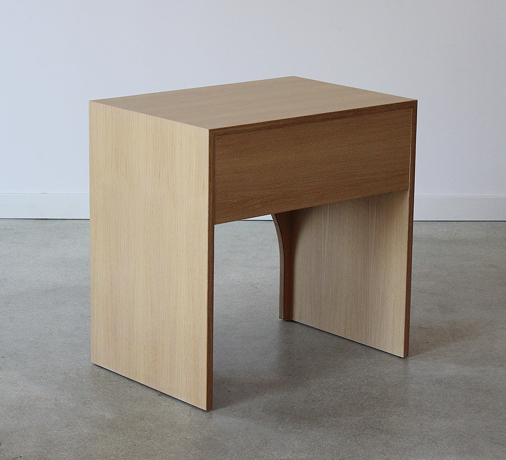 Table de chevet arquée 