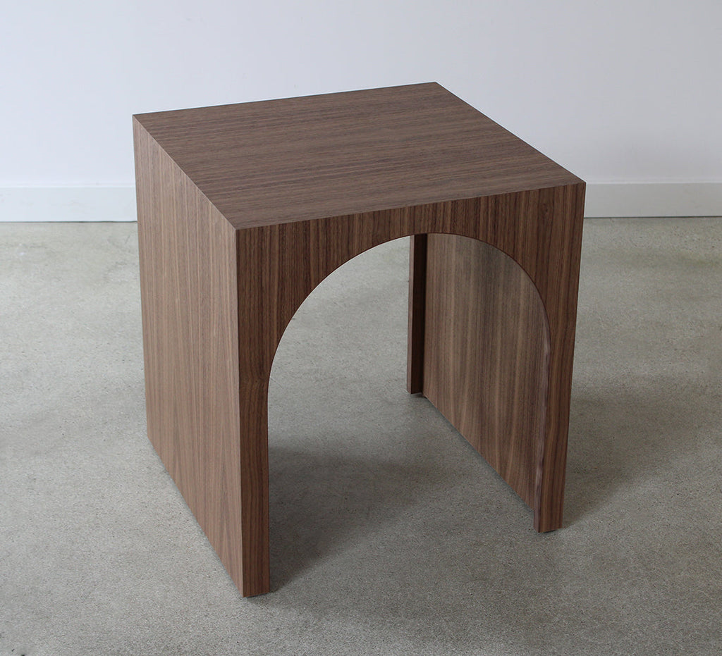 Table d'appoint arquée 