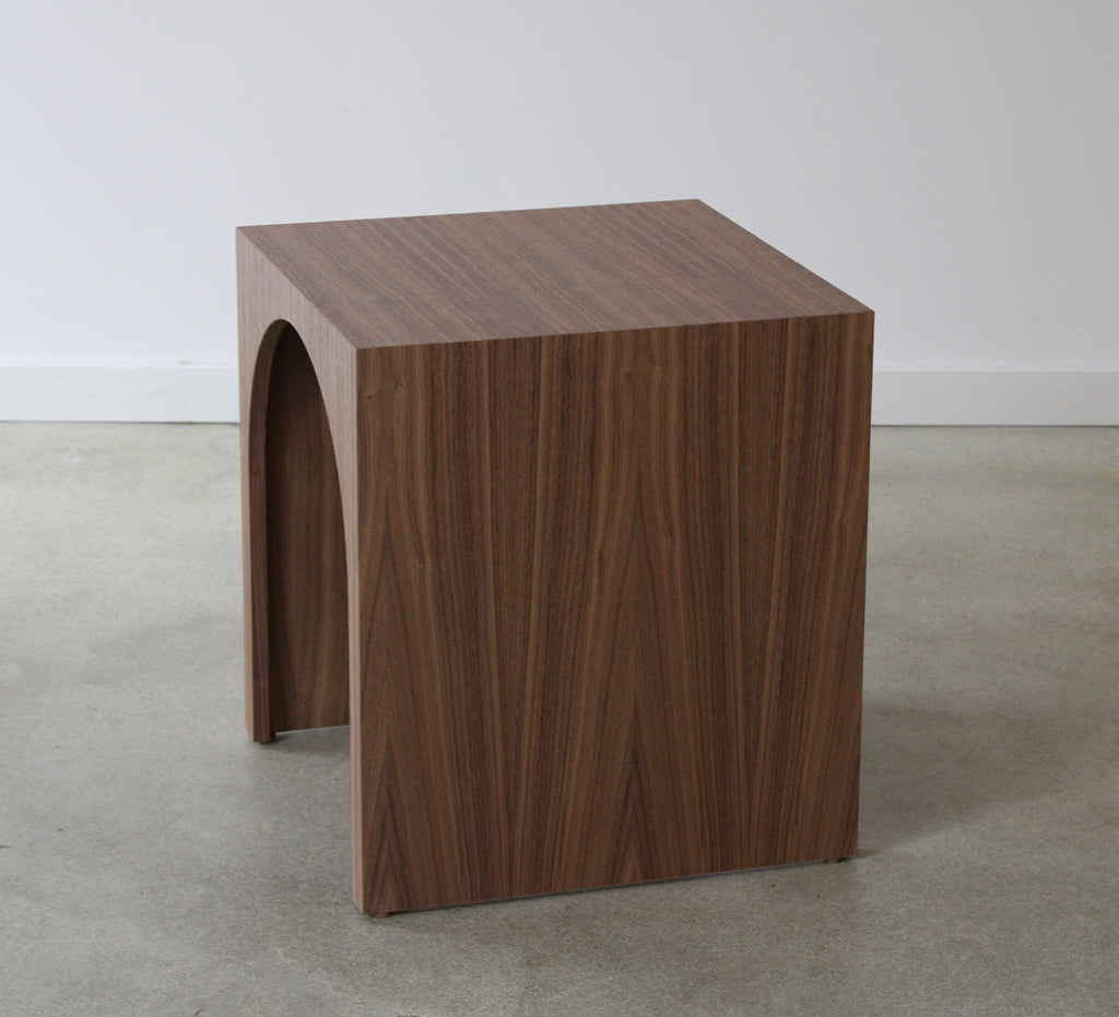 Table d'appoint arquée 