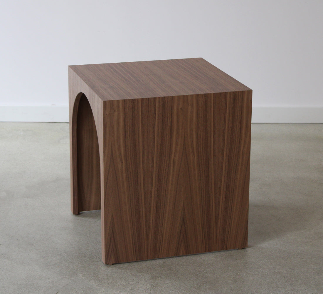 Table d'appoint arquée 