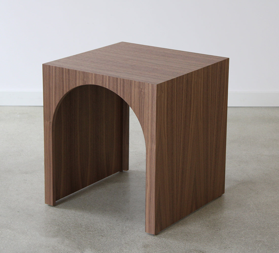Table d'appoint arquée 