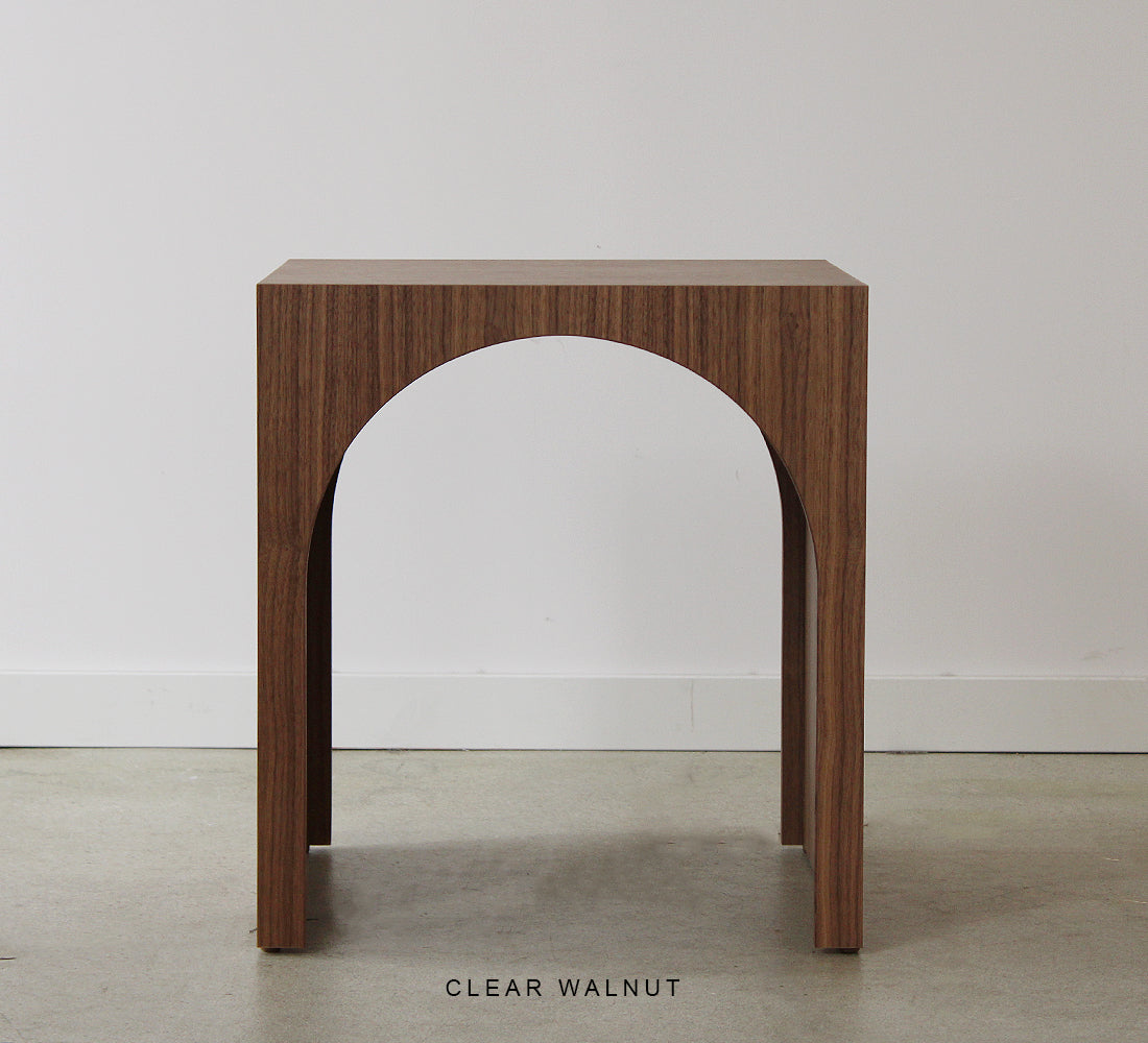 Table d'appoint arquée 