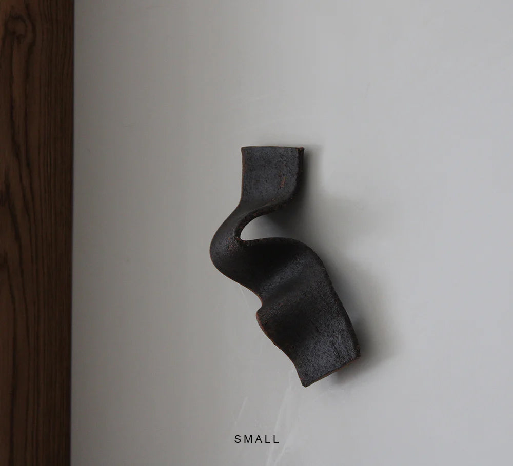 Rubans noirs par Anna Shipulina Ceramics