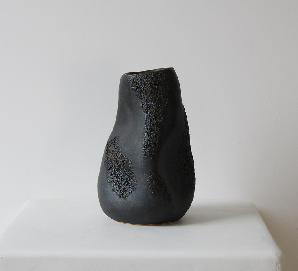 Vase en lave noire par Anna Shipulina Ceramics 