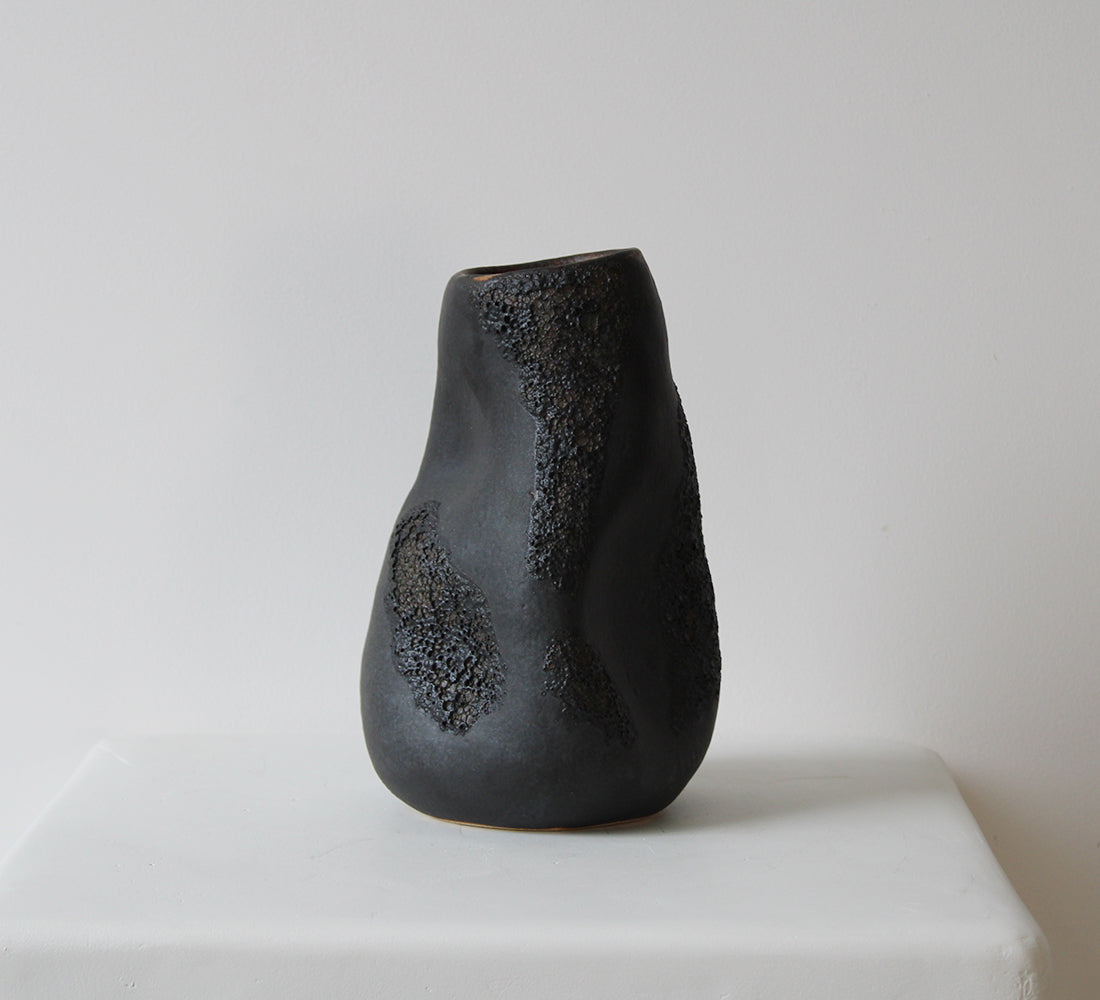 Vase en lave noire par Anna Shipulina Ceramics 