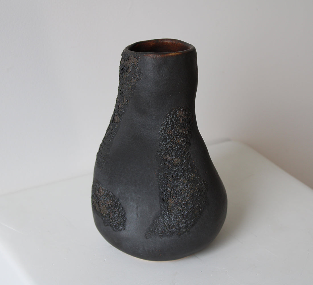 Vase en lave noire par Anna Shipulina Ceramics 