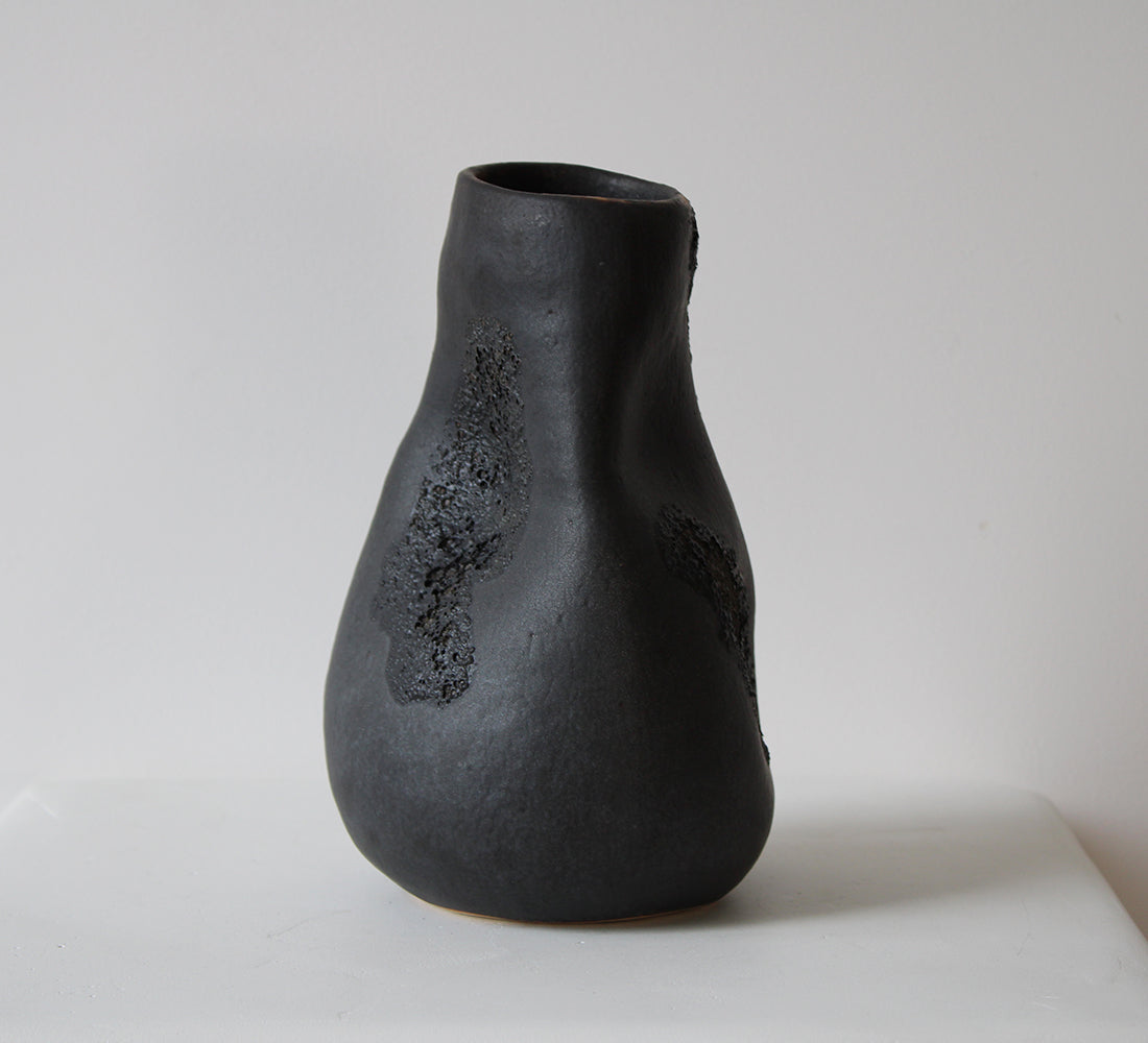 Vase en lave noire par Anna Shipulina Ceramics 