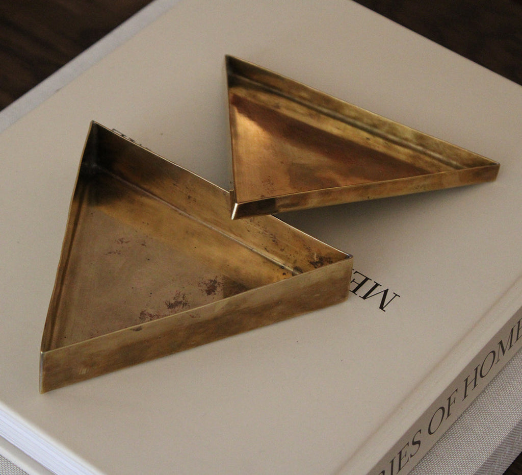 Boîte triangulaire vintage en laiton