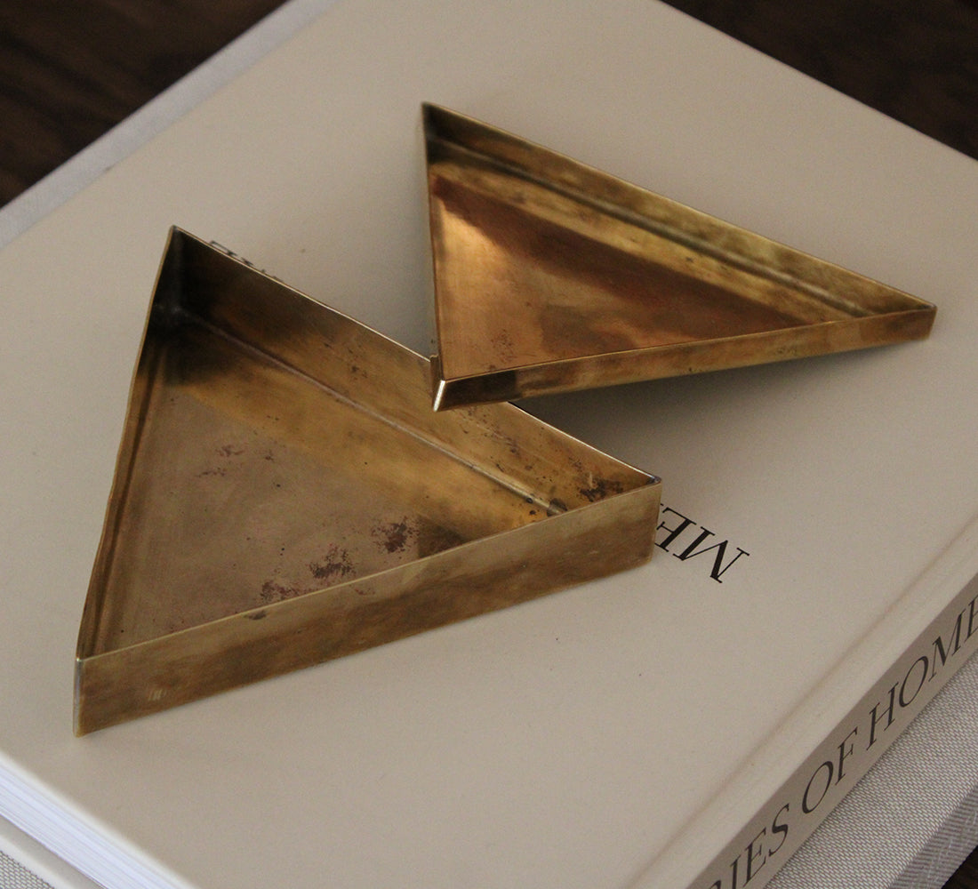 Boîte triangulaire vintage en laiton