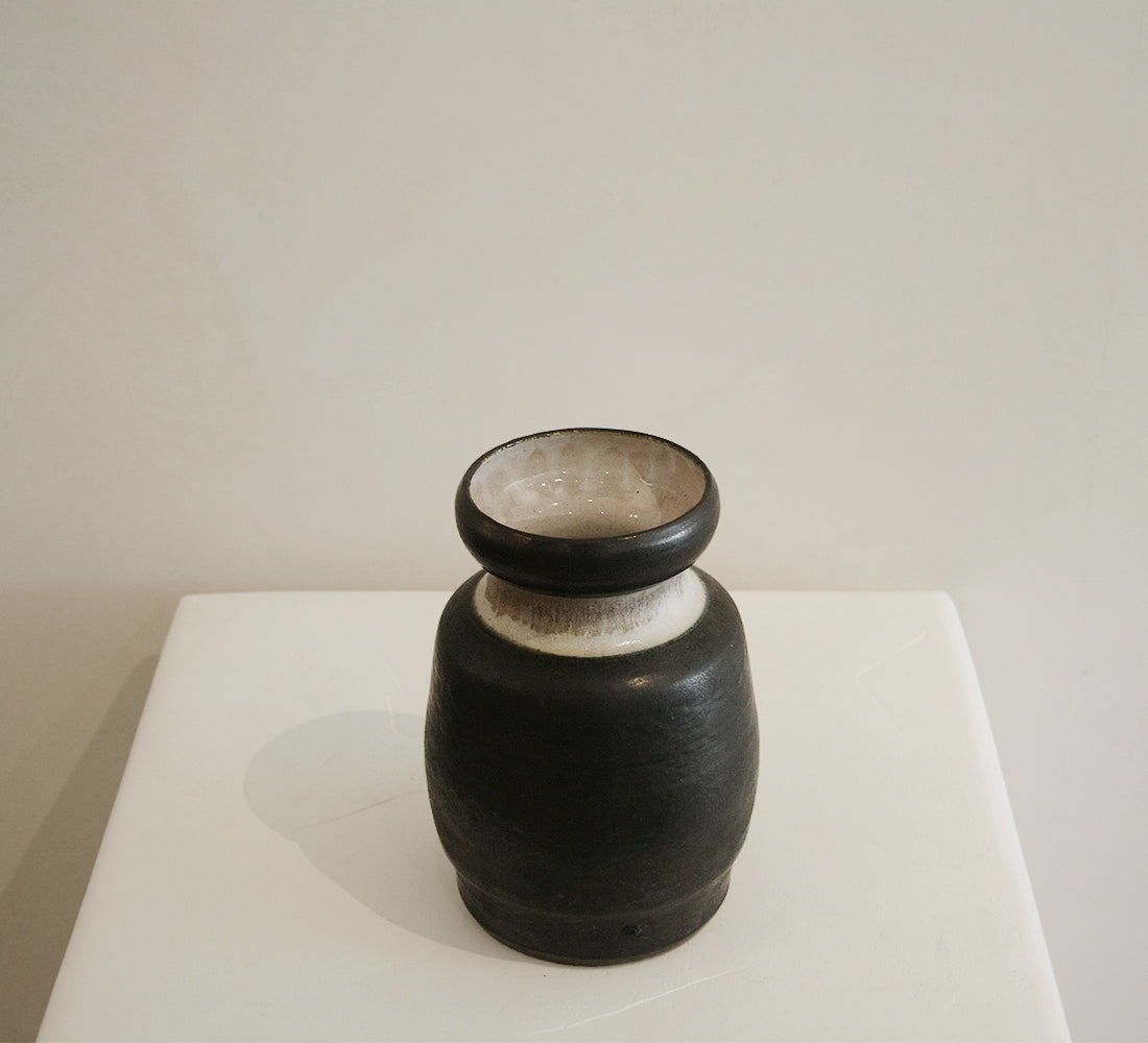 Vase en céramique noire