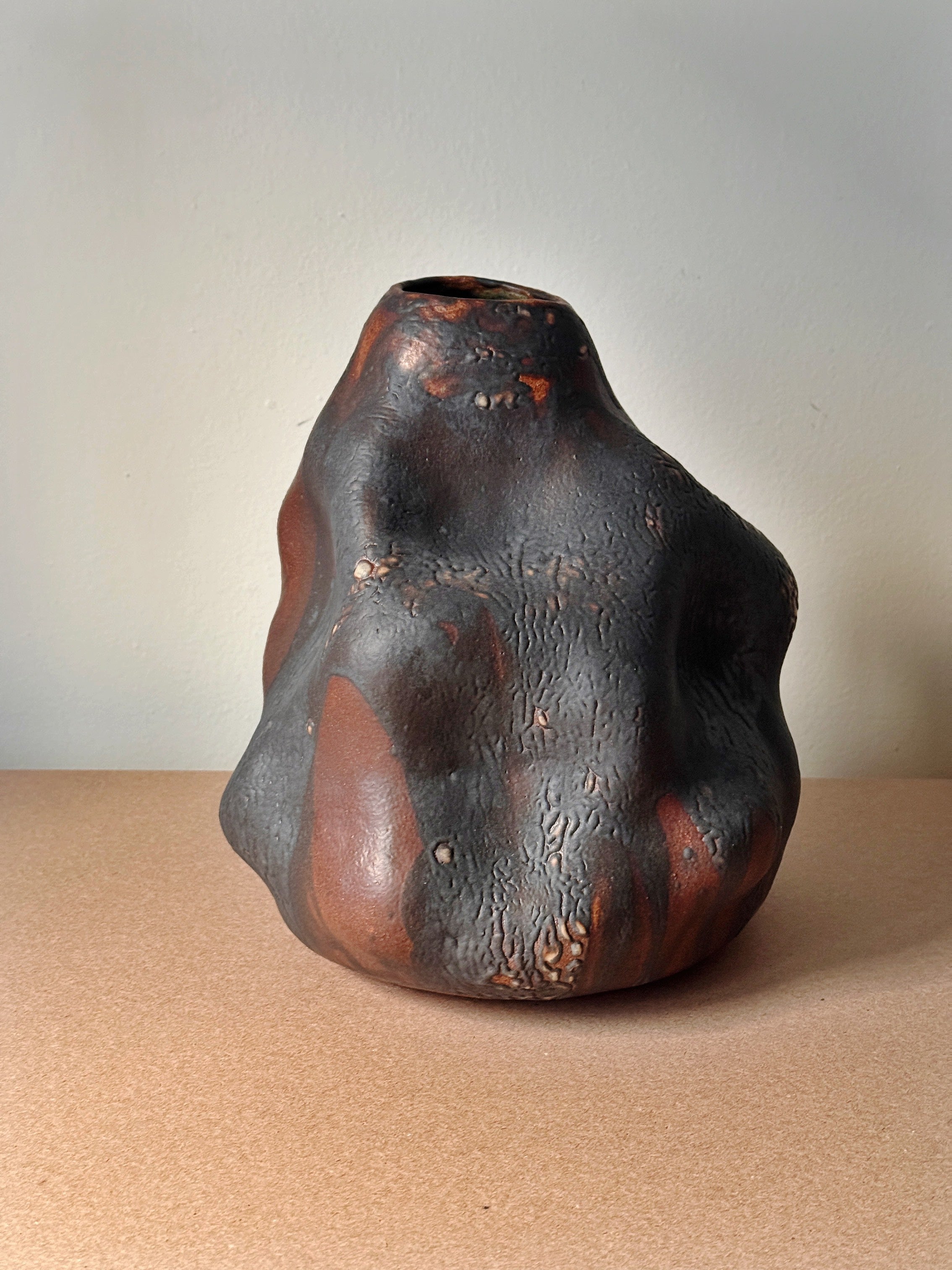 Grand vase noir-brun par Anna Shipulina Ceramics