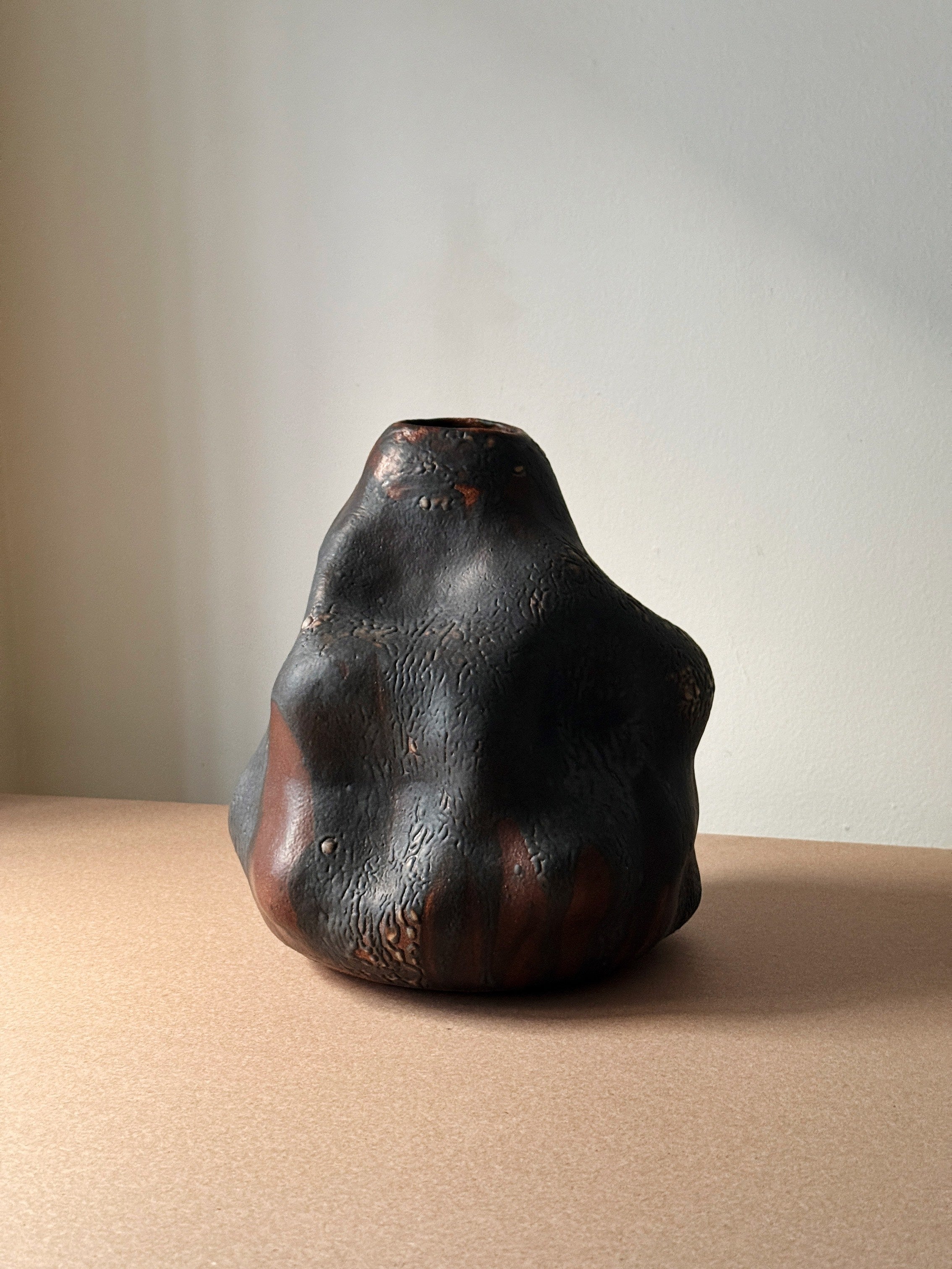 Grand vase noir-brun par Anna Shipulina Ceramics