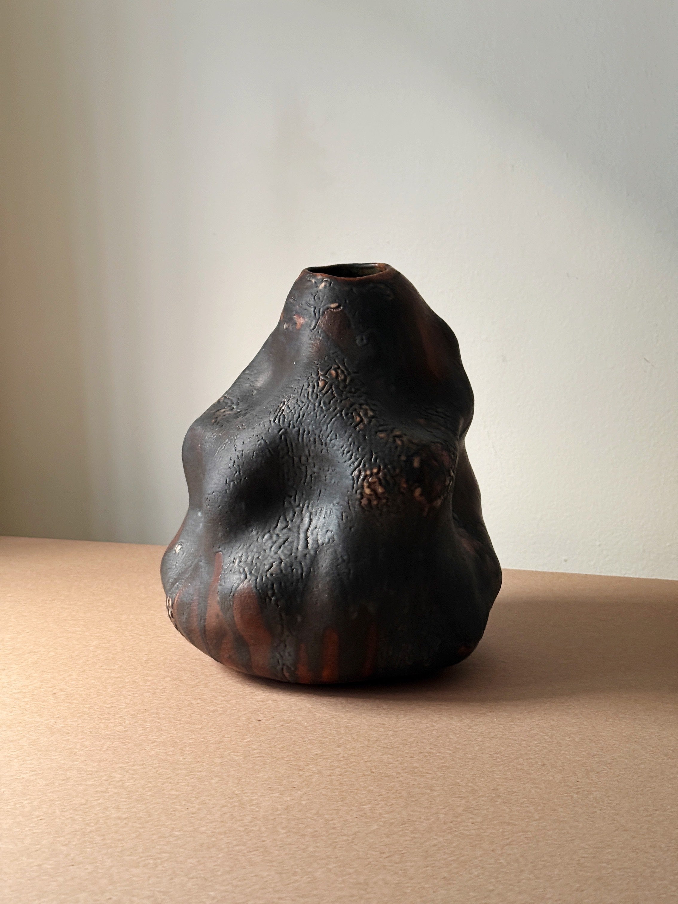 Grand vase noir-brun par Anna Shipulina Ceramics