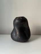 Vase noir par Anna Shipulina Ceramics