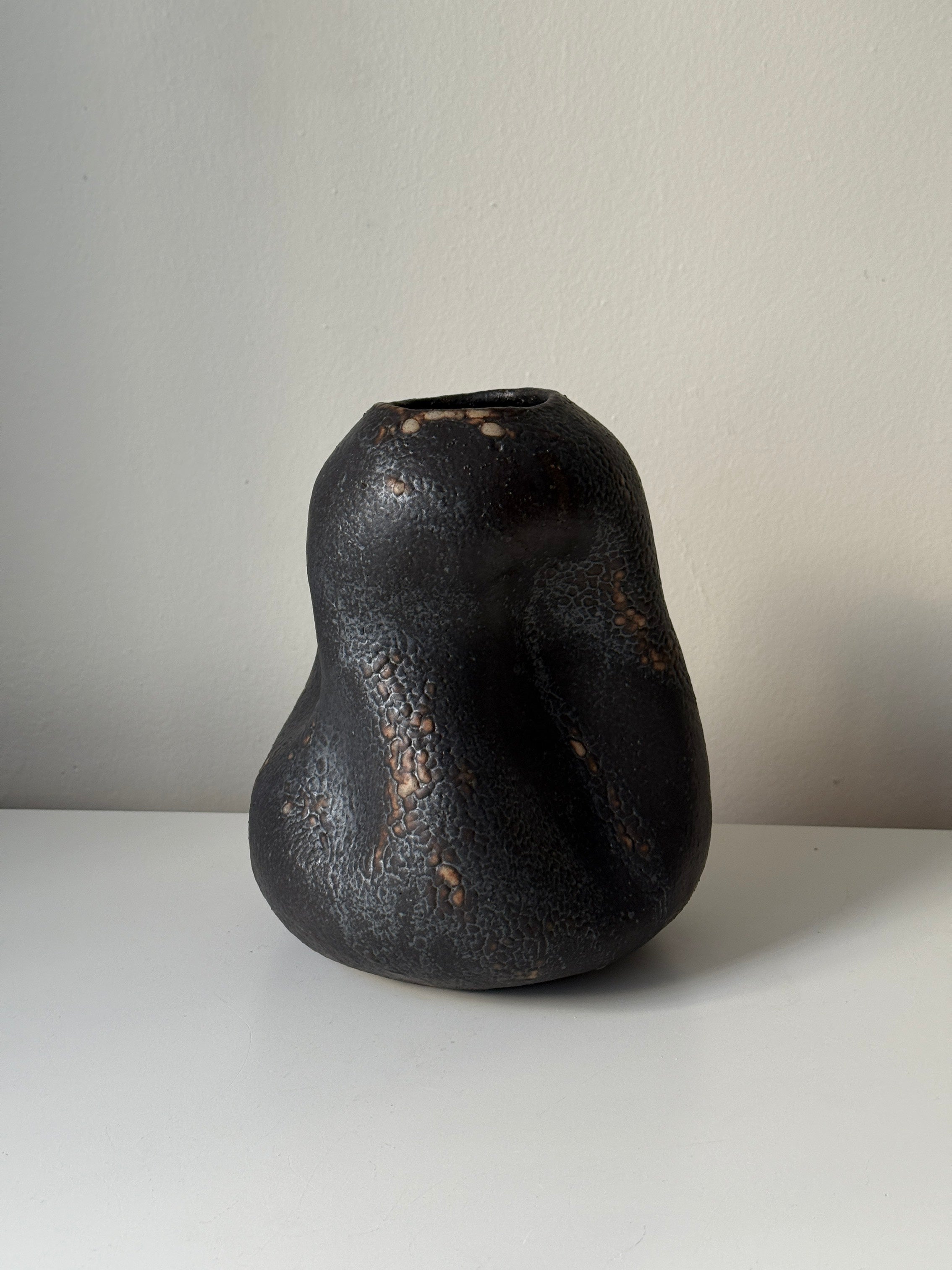 Vase noir par Anna Shipulina Ceramics