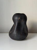 Vase noir par Anna Shipulina Ceramics