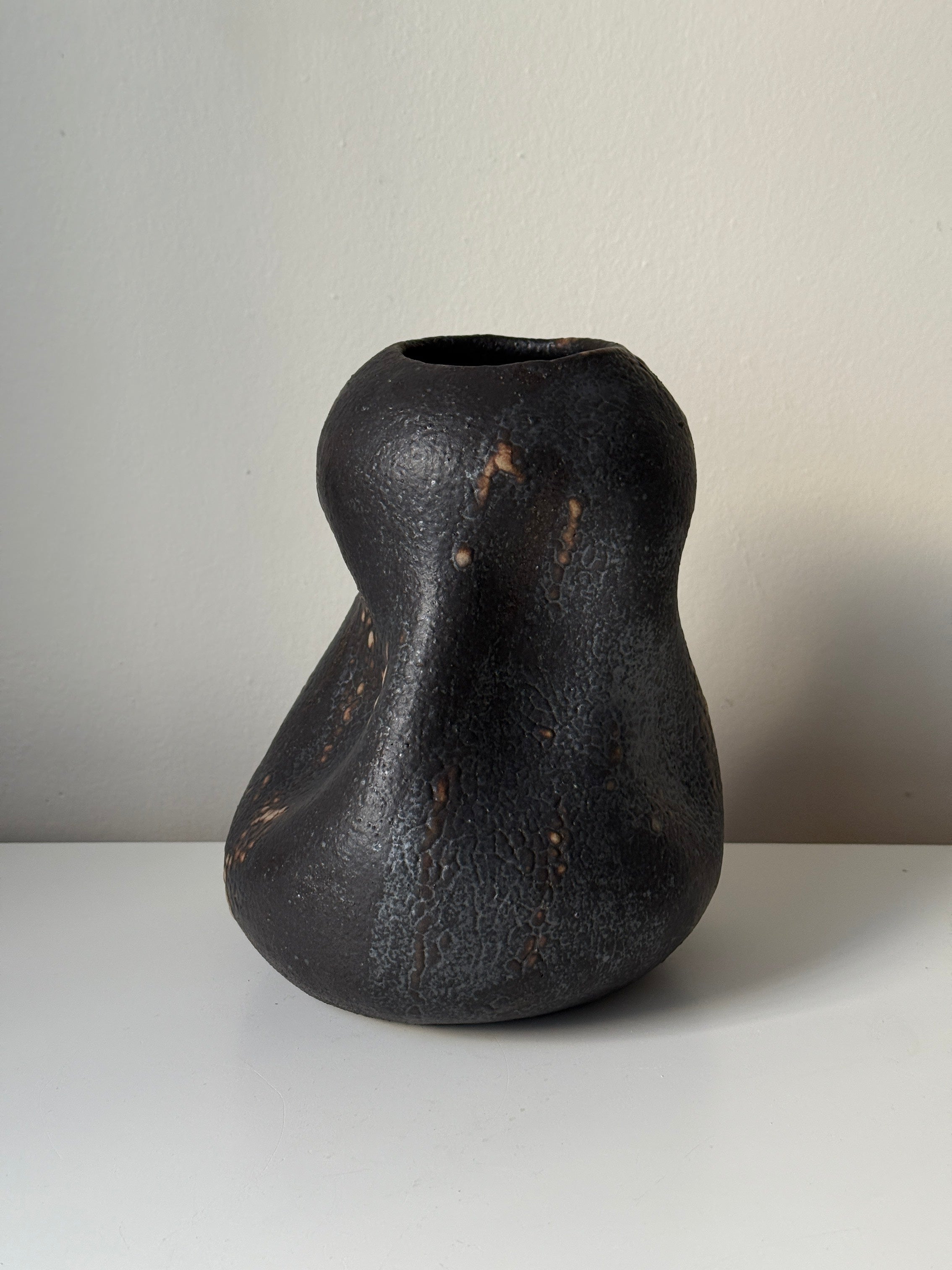 Vase noir par Anna Shipulina Ceramics