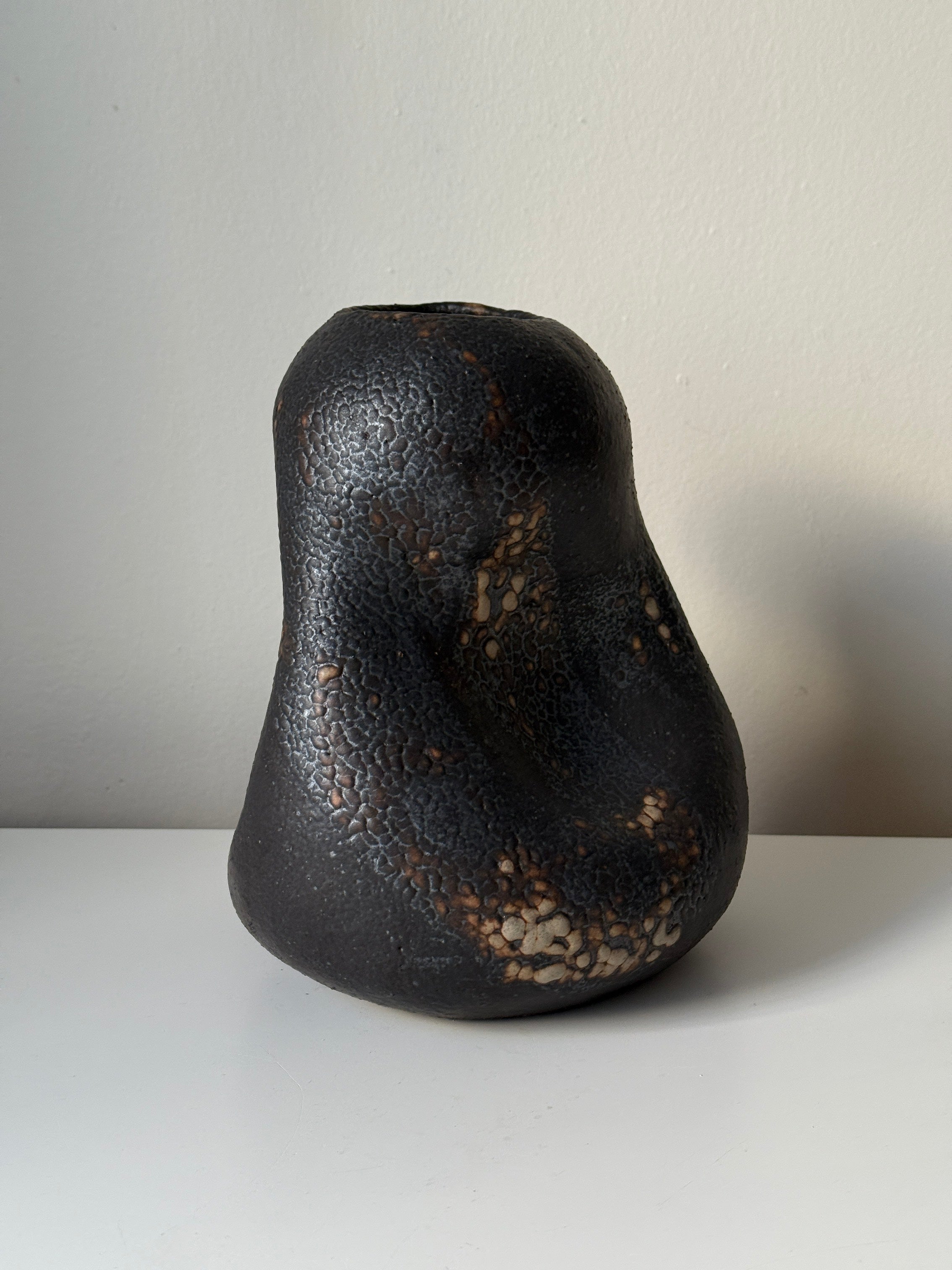 Vase noir par Anna Shipulina Ceramics