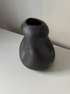 Vase noir par Anna Shipulina Ceramics
