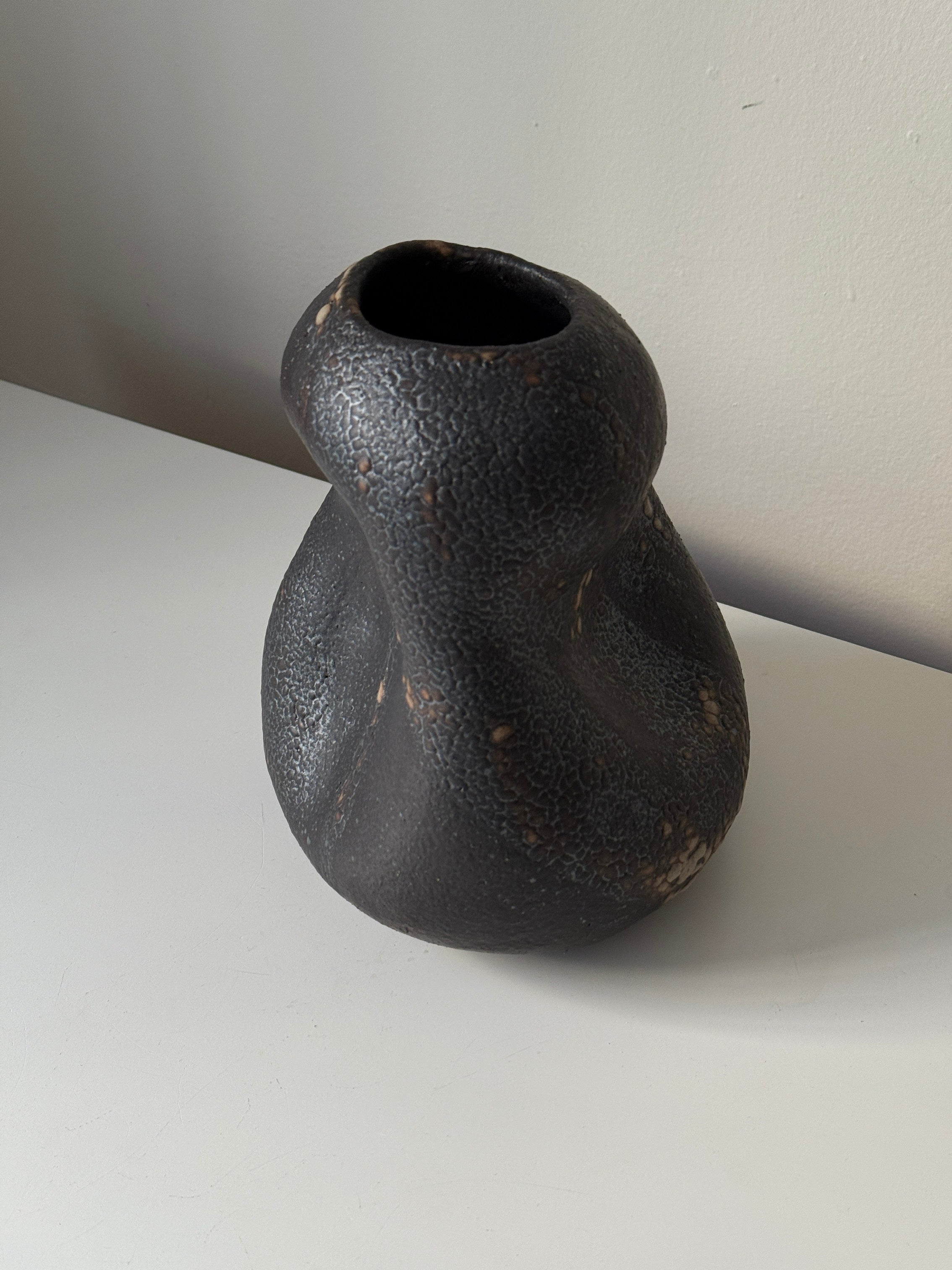 Vase noir par Anna Shipulina Ceramics