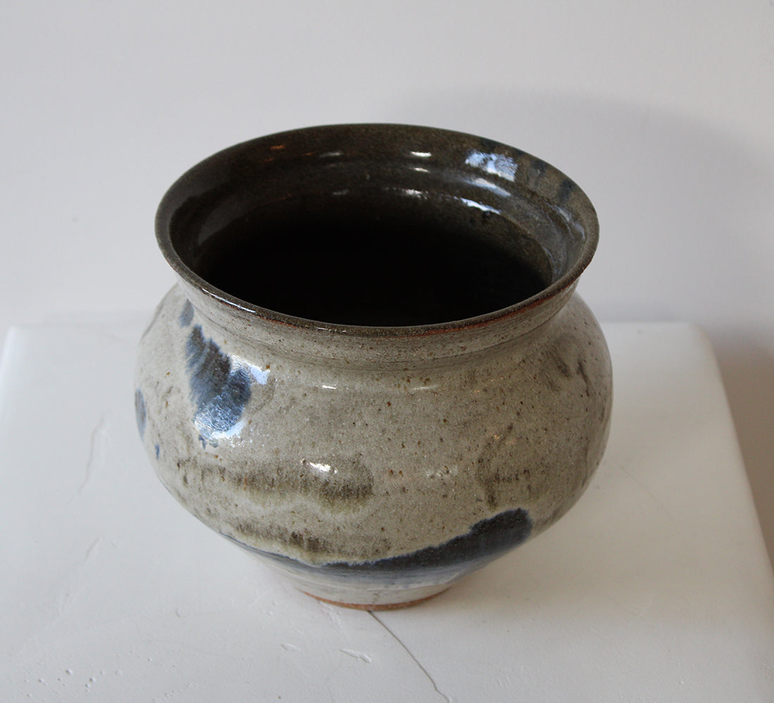 Grand bol en poterie d'atelier