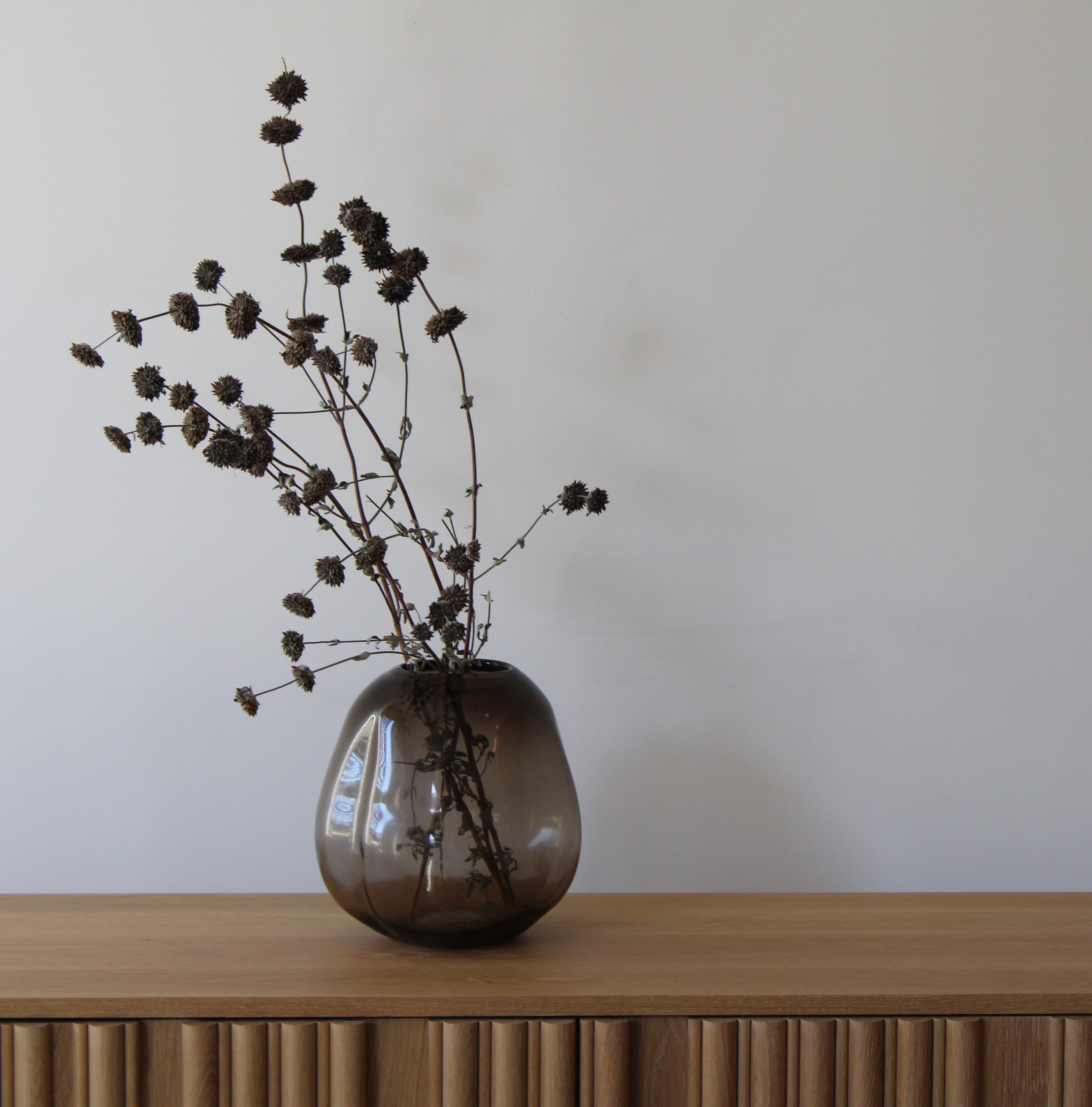 Vase galet en verre fumé