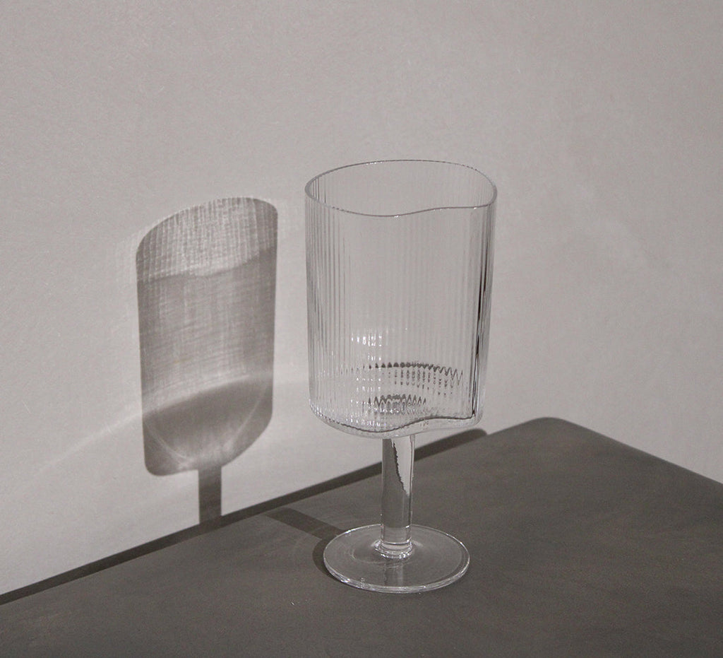 Verre à vin rouge ondulé