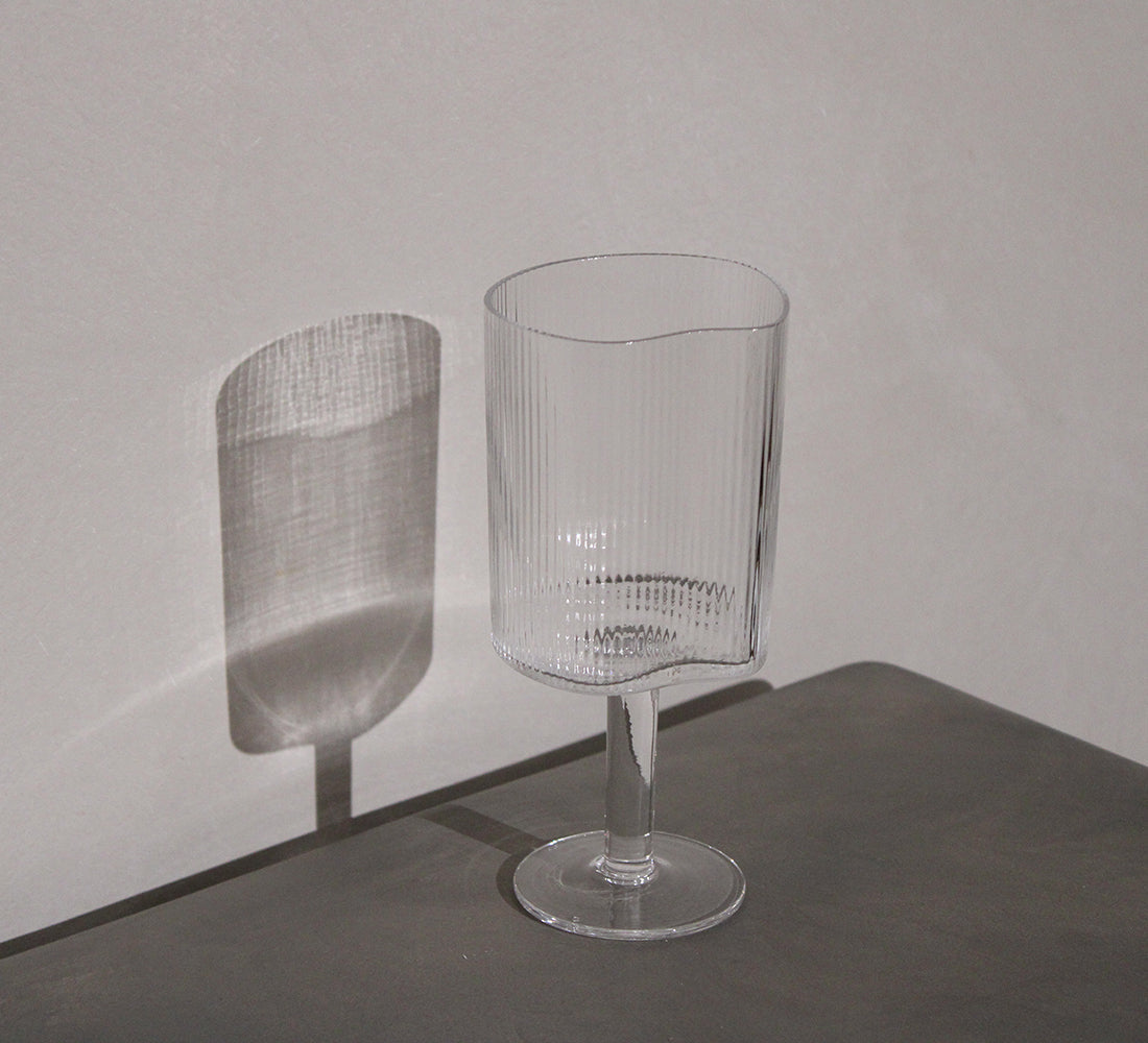 Verre à vin rouge ondulé