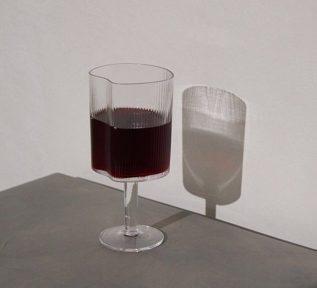 Verre à vin rouge ondulé