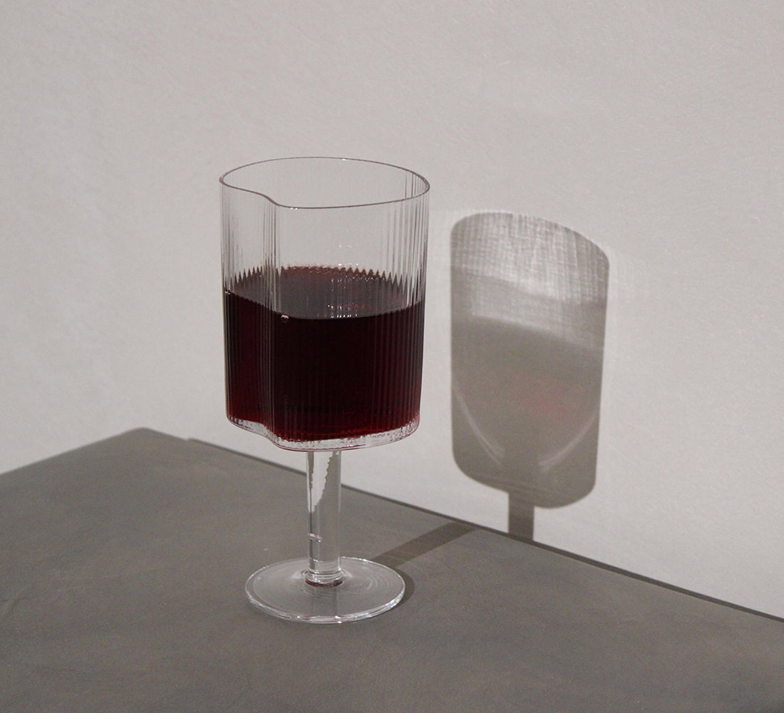 Verre à vin rouge ondulé