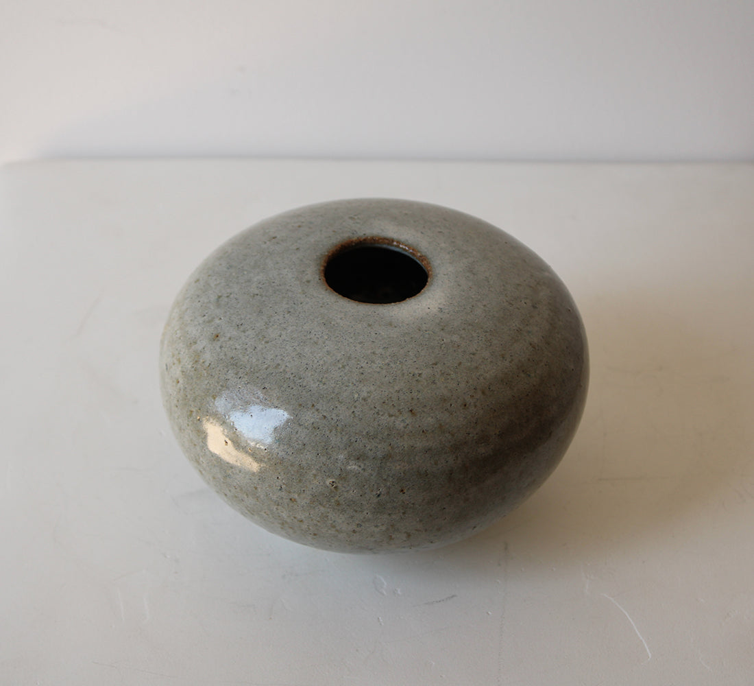 Vase à bourgeons en poterie d'atelier
