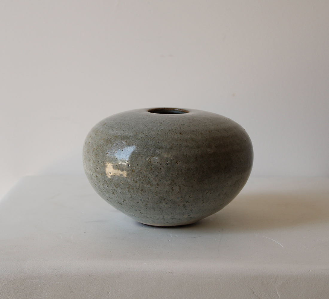 Vase à bourgeons en poterie d'atelier