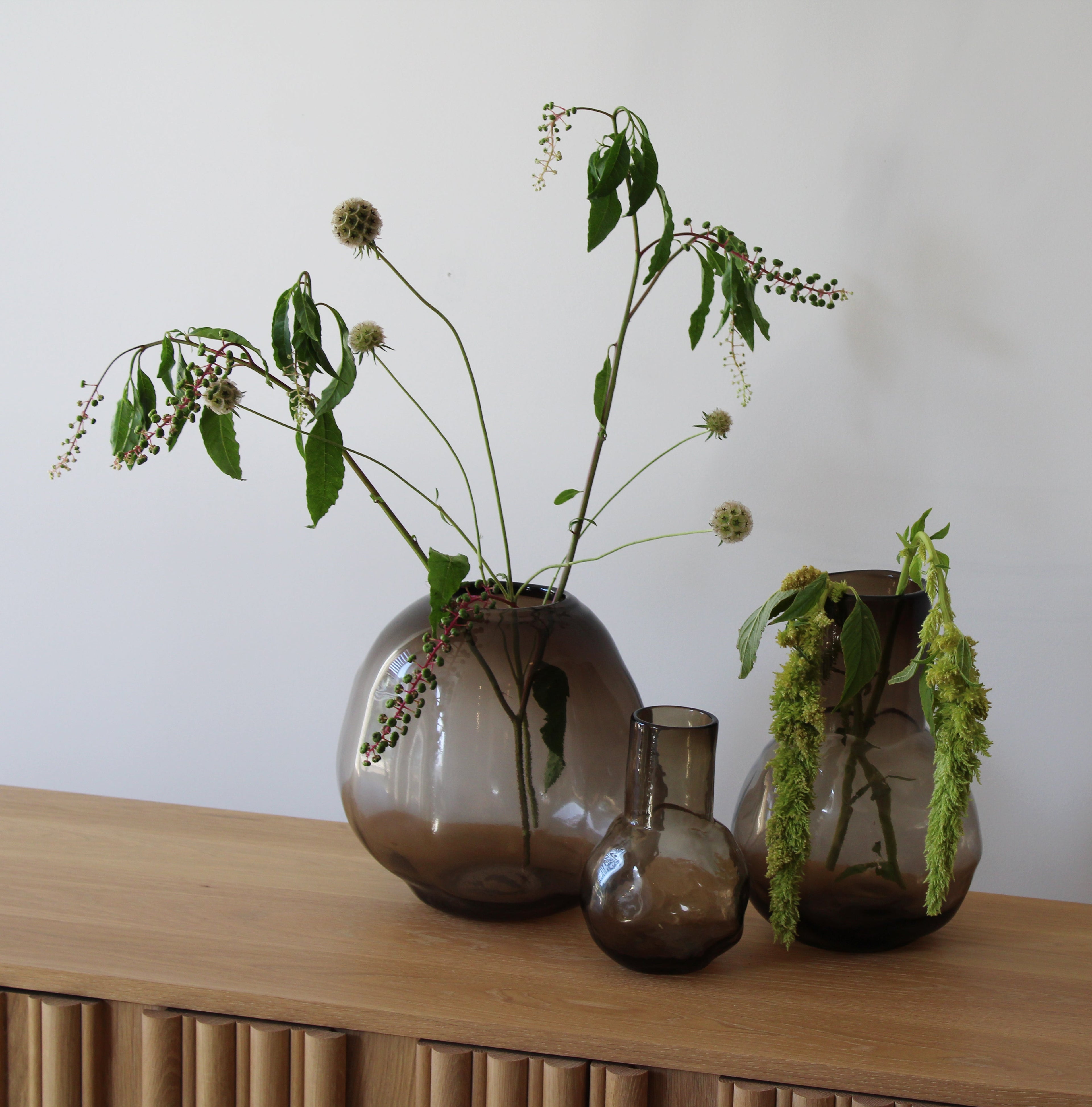 Vase galet en verre fumé