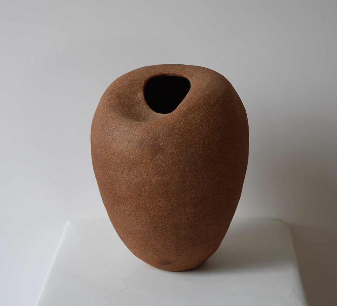 Le vase Womb par Anna Shipulina Ceramics