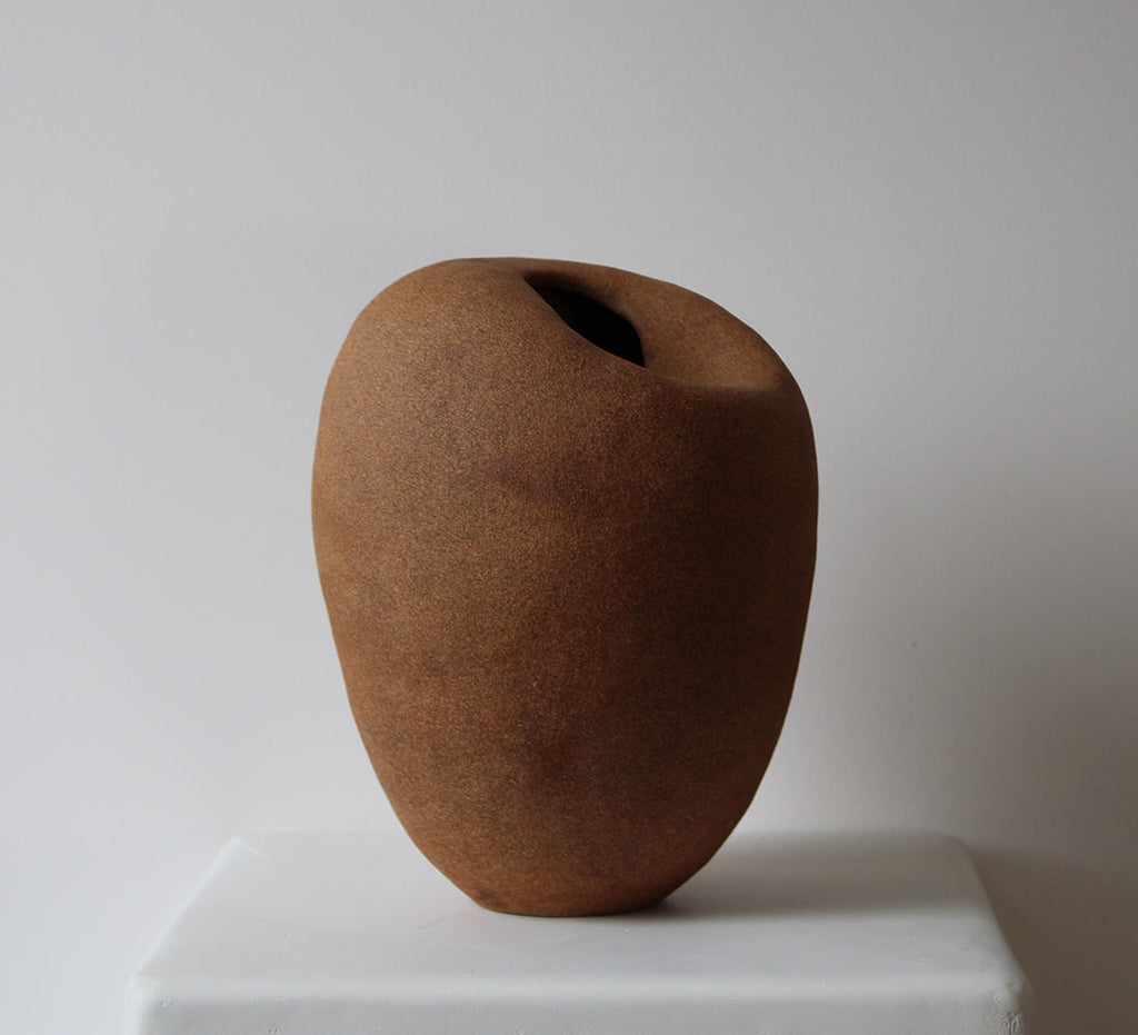 Le vase Womb par Anna Shipulina Ceramics