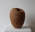 Le vase Womb par Anna Shipulina Ceramics