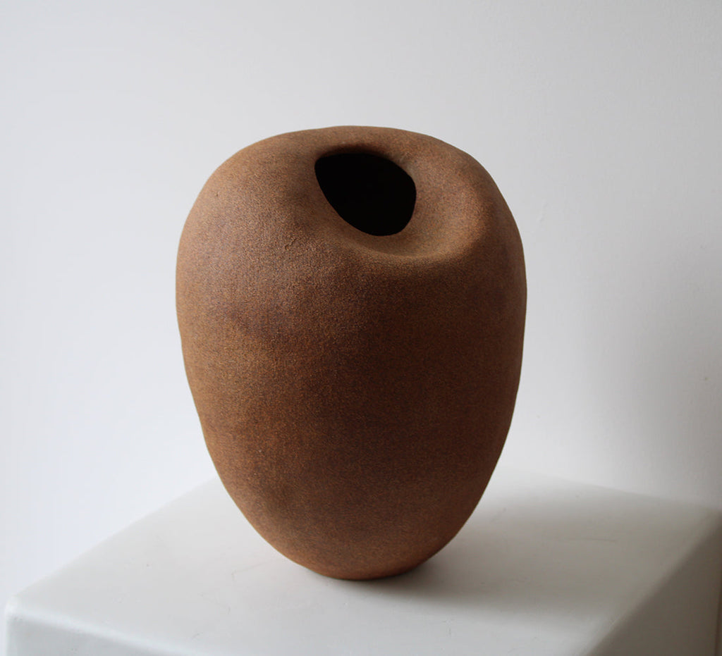 Le vase Womb par Anna Shipulina Ceramics