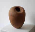 Le vase Womb par Anna Shipulina Ceramics
