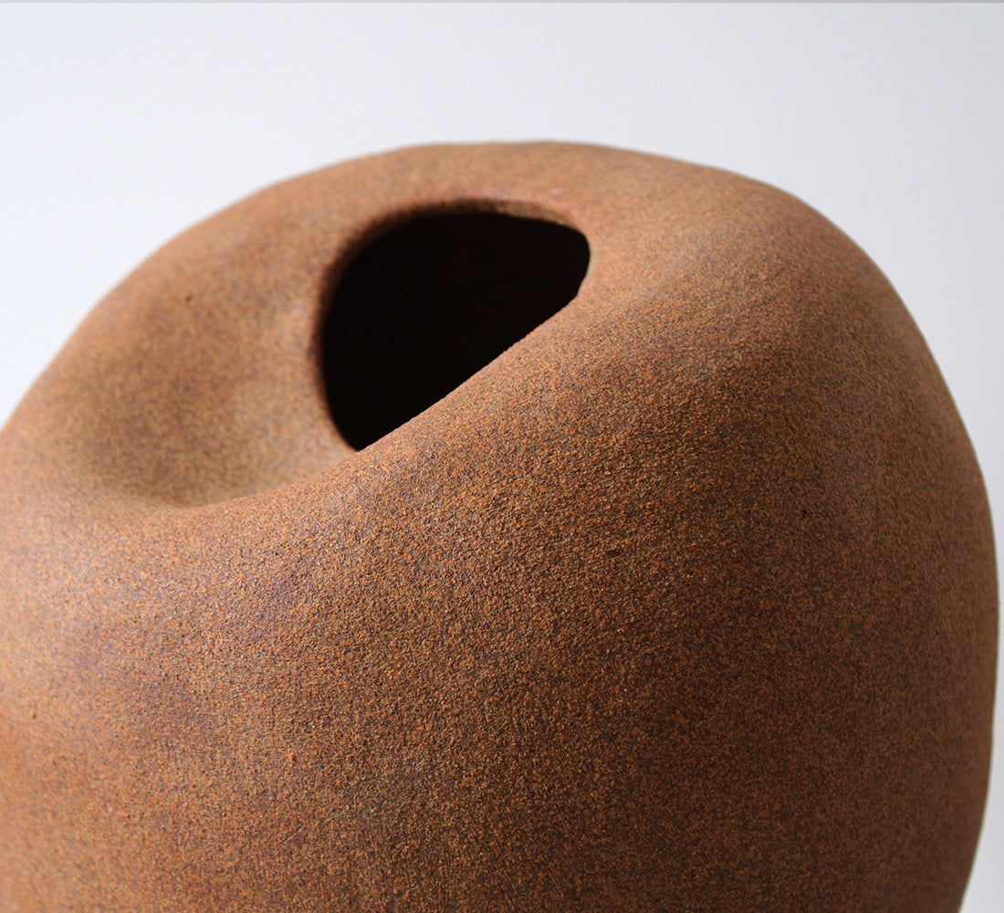Le vase Womb par Anna Shipulina Ceramics